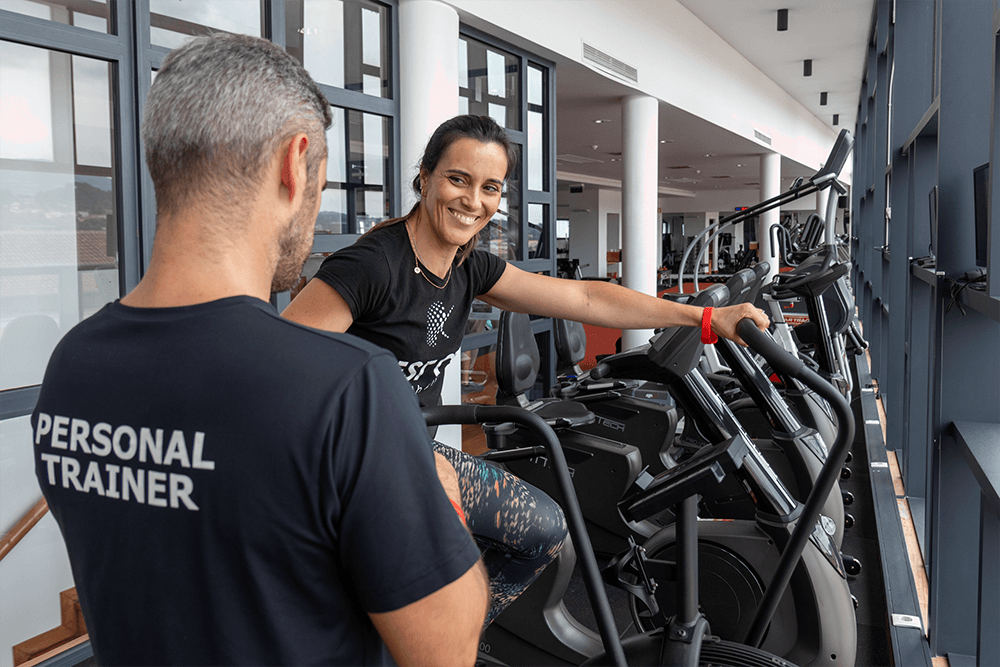 Ginásio do best of bowling, personal trainer a acompanhar cliente